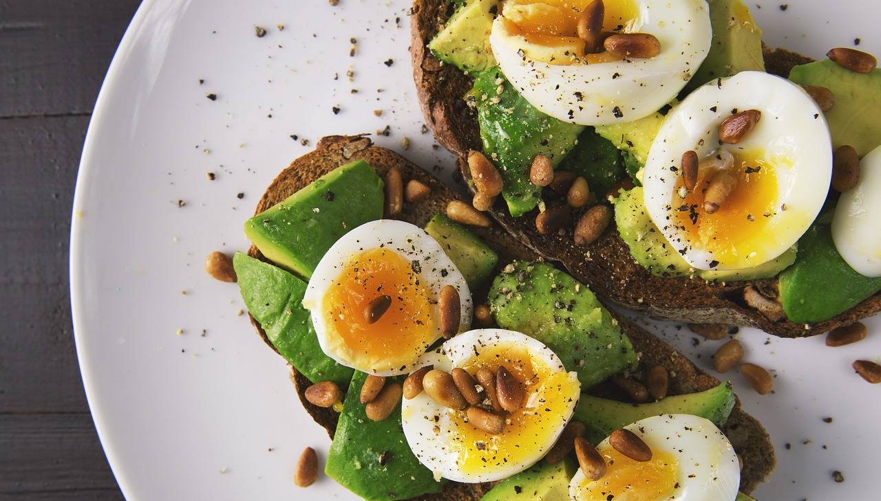 Pain complet grillé avec avocat et œuf poché